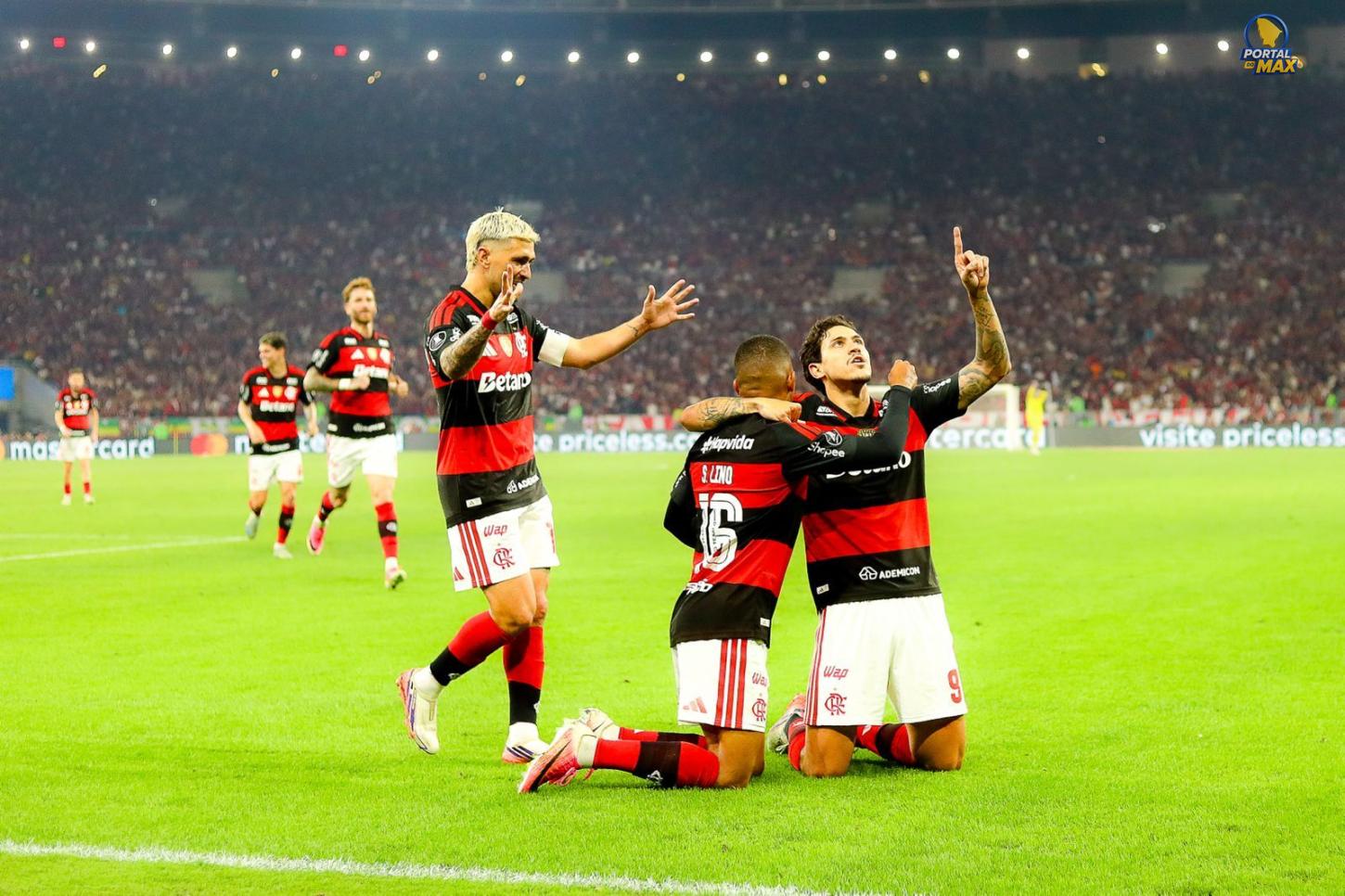 Com golaços de Arrascaeta e Samuel Lino, Flamengo bate o Cruzeiro e está nas quartas da Libertadores