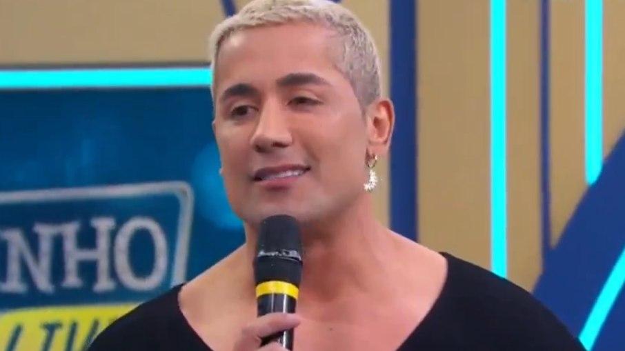 Cantor Tiago Piquilo,  sai em defesa do apresentador Ratinho após polêmica