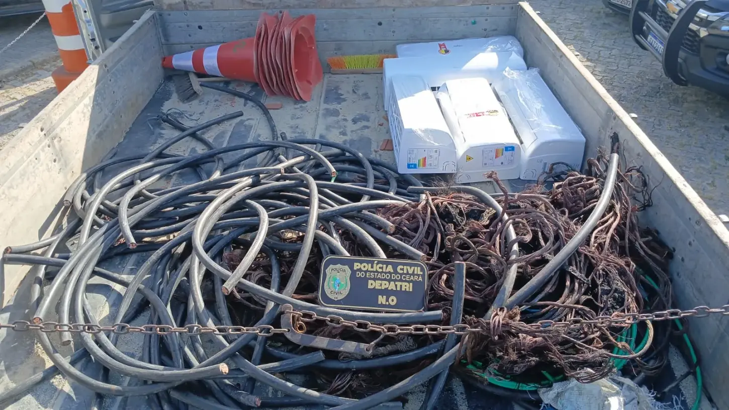 Trio é preso após furto em comércio na Cidade dos Funcionários em Fortaleza