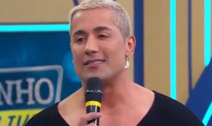 Cantor Tiago Piquilo,  sai em defesa do apresentador Ratinho após polêmica