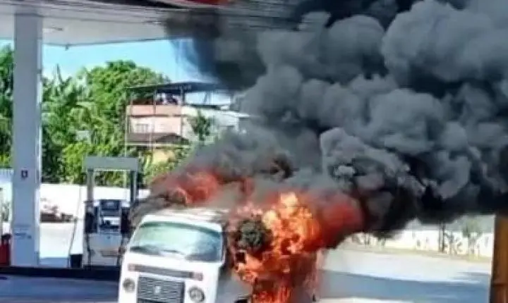 Kombi pega fogo em posto de gasolina no município de Iranduba